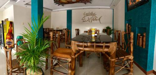 Hostal Puyo tesisinde bir restoran veya yemek mekanı