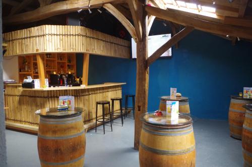 un bar con barriles de madera en una habitación con paredes azules en Camping La Prévoté, en Saint-Hilaire-de-Riez