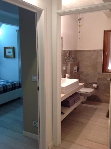 a bathroom with a sink and a toilet at Home White in Laives