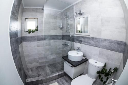 Ένα μπάνιο στο Tania Apartament
