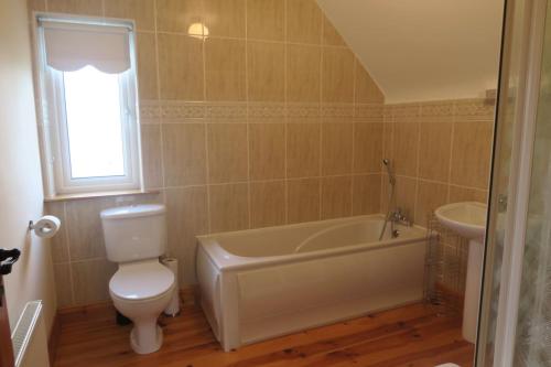 Koupelna v ubytování INGLEWOOD - Ballina - Crossmolina - County Mayo - Sleeps 8 - Sister property to Thistledown