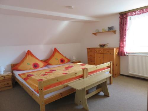 - une chambre avec un lit en bois et un banc en bois dans l'établissement Ferienwohnungen mit Wellnessoase im Luftkurort Altenbrak, à Altenbrak