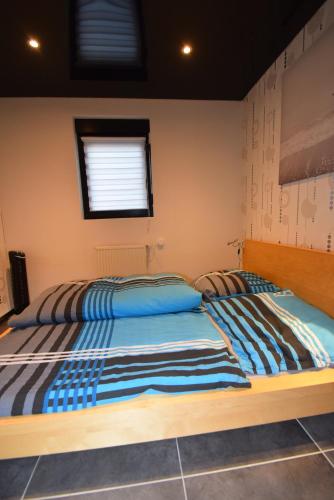 two beds sitting next to each other in a bedroom at Ferienzimmer Saarlouis in Saarlouis