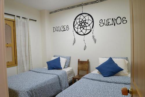 เตียงในห้องที่ Alojamiento Bugambilia Filandia