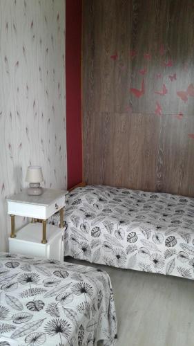 Cette chambre comprend 2 lits jumeaux et une table. dans l'établissement 10 Quai François 1er, au Tréport