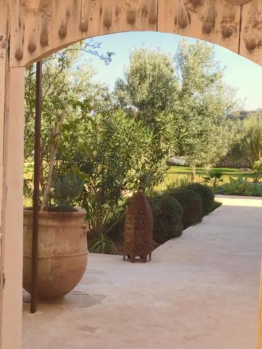 a statue of a leopard standing in a courtyard at Dar Alya Essaouira Maison et table d'hôtes in Ghazoua