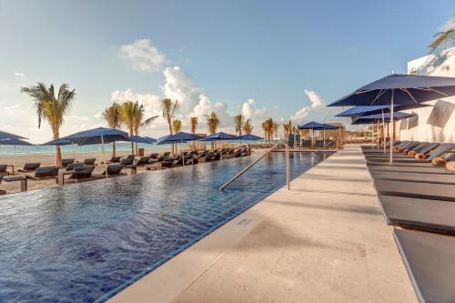 Piscina en o cerca de Royalton CHIC Cancun, An Autograph Collection All-Inclusive Resort - Adults Only