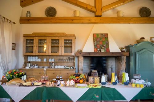 - une table avec de la nourriture dans une pièce avec une cheminée dans l'établissement Agriturismo Il Pianetto, à Vérone