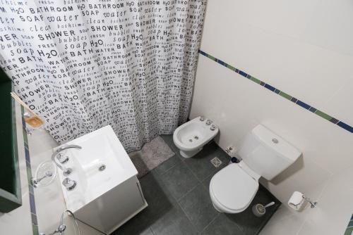 un bagno con WC, lavandino e doccia di Maipuhc a Buenos Aires