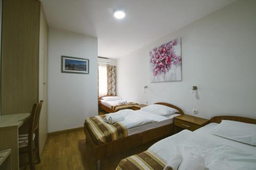 Ένα ή περισσότερα κρεβάτια σε δωμάτιο στο Hotel Flowers