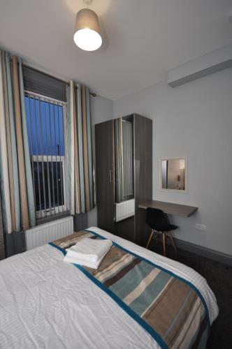 Кровать или кровати в номере Bentinck Apartments