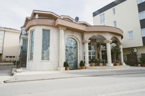 un edificio con una gran ventana en una calle en Hotel Flowers, en Međugorje