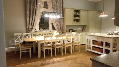 - une cuisine avec une table à manger et des chaises dans l'établissement Villa Ley, à Jelenia Góra