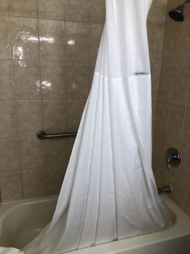 Ένα μπάνιο στο Howard Johnson by Wyndham Winter Haven FL