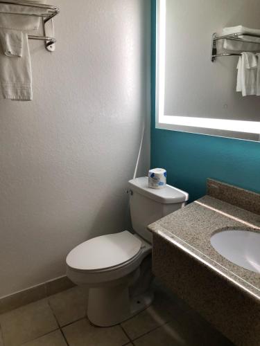 Ένα μπάνιο στο Howard Johnson by Wyndham Winter Haven FL