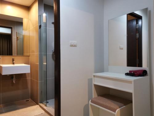 5 Floor - Centrio Condominium in Phuket Town - 30 mins to beaches في فوكيت تاون: حمام مع حوض ودش