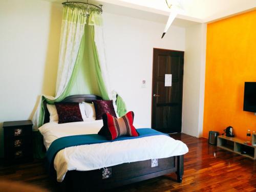 a bedroom with a bed with colorful walls at 198紅帽民宿l市區l2025冷氣全面換新 in Magong