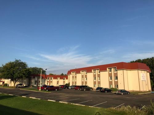 アルバート・リーにあるRamada by Wyndham Albert Leaの駐車場に車が駐車されている大きな建物