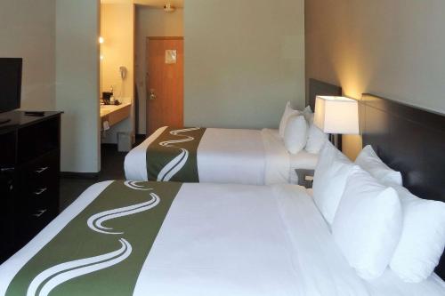 馬里斯維爾的住宿－圖拉利普品質酒店- 馬里斯維爾，酒店客房设有两张床和电视。