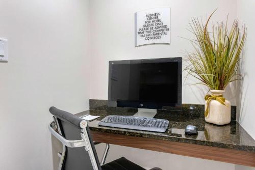Quality Inn and Suites Palatka Riverfrontにあるテレビまたはエンターテインメントセンター