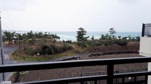 a view of the ocean from a balcony at 오후여섯시펜션 in Jeju