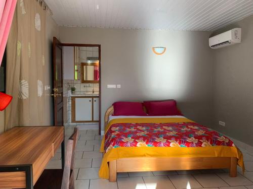 Tempat tidur dalam kamar di City Home Tahiti