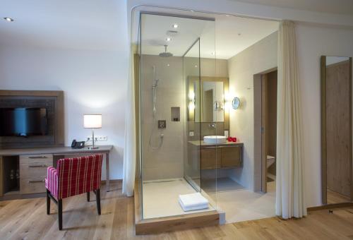 W łazience znajduje się prysznic, krzesło i biurko. w obiekcie Brauereigasthof Rothaus w mieście Grafenhausen