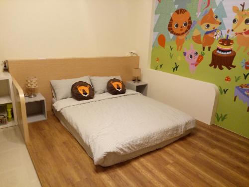 台東市的住宿－北歐森林館，一间卧室配有一张带两个南瓜的床。