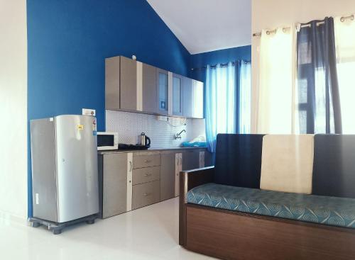 uma cozinha com um frigorífico e uma bancada em Plaza de Araujo em Benaulim