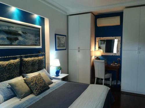 カザール・パロッコにあるB&B Le Lanterneのベッドルーム1室(ベッド1台、デスク、椅子付)