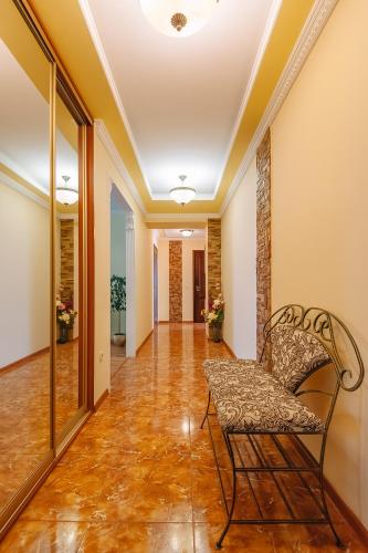 an empty hallway with a chair in a room at СВІТЛО ЦІЛОДОБОВО Просторі апартаменти біля гідропарку Топільче in Ternopilʼ