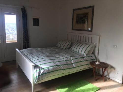 una camera da letto con un letto con un piumone verde e una finestra di Agriturismo Montedago ad Ancona