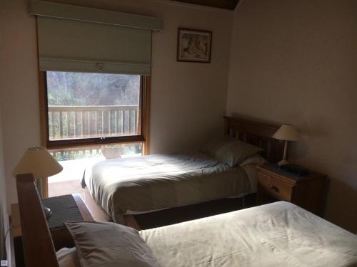Posteľ alebo postele v izbe v ubytovaní shady brook cottages