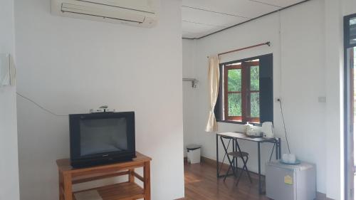 TV a/nebo společenská místnost v ubytování Sanfhan Resort-SHA Plus