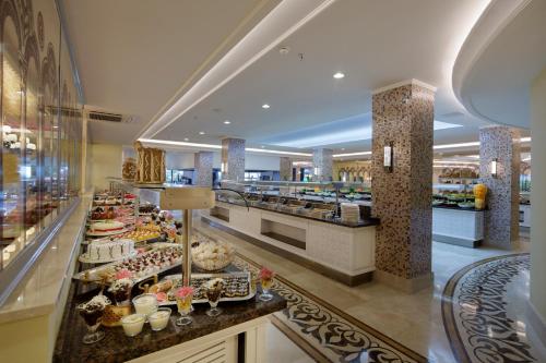 een bakkerij met een buffet van eten in een winkel bij Alba Resort Hotel - Ultra All Inclusive in Side
