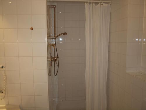 Phòng tắm tại Hotel & Restaurant Bellevue Schmölln