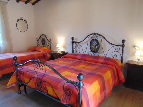 een slaapkamer met 2 bedden en 2 lampen bij Agriturismo Rocca del Nera in Preci