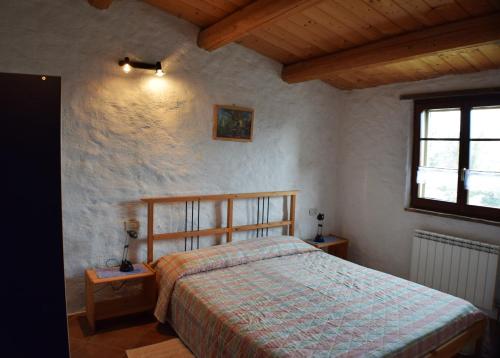 - une chambre avec un lit dans l'établissement Agriturismo Alla Vecchia Quercia, à Pergola