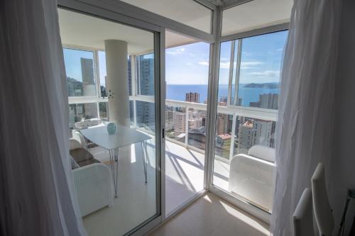 una habitación con vistas al océano desde un apartamento en Residence Vacanza Torre Monaco, en Benidorm
