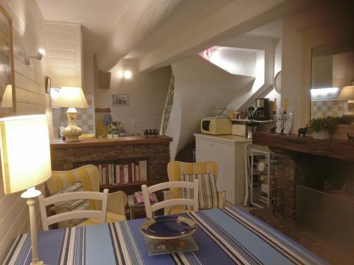 - une cuisine avec une table et des chaises dans la chambre dans l'établissement 3 Rue Marceau, à Collioure