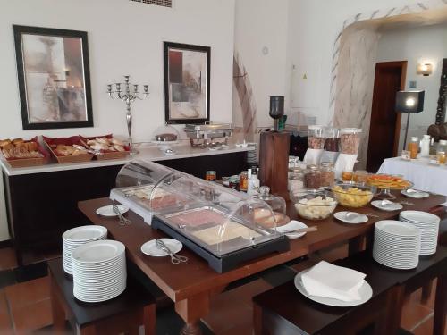un buffet con una mesa con comida. en Hotel Convento D'Alter by Asite Hotels, en Alter do Chão