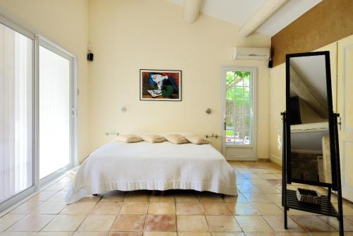 Postel nebo postele na pokoji v ubytování Au pays de Cézanne Picasso & Matisse
