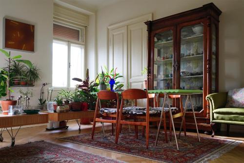 a living room with a table and chairs at 0.3 Stanze in Trieste