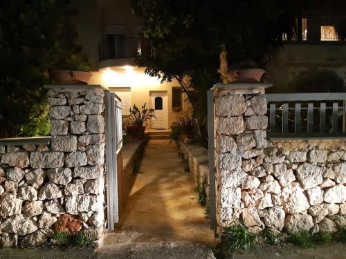 Φωτογραφία από το άλμπουμ του Diamant's Place with Treehouse Garden στα Κουνουπιδιανά