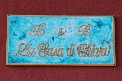 a sign on a wall that says la casa de chica at La casa di Chiara in Diano dʼAlba