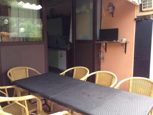 a black table and chairs in a room at Veranda Sopra di Cala d'Ambra e Ogliastra in San Teodoro