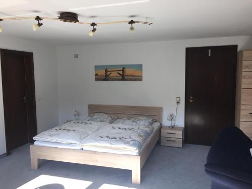 een slaapkamer met een bed in een kamer bij Ferienwohnungen Tauscher in Sankt Martin