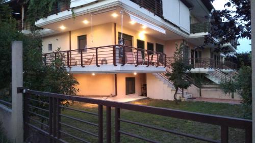 Garden maisonnette 2-bedrooms sleeps 6 adults 200m from sandy beach