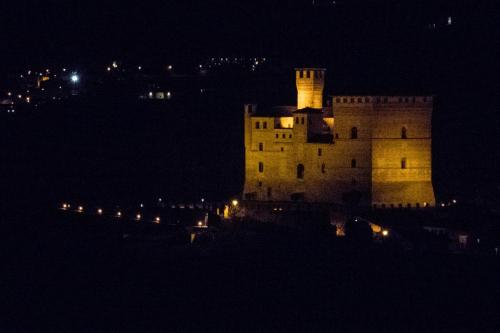a castle at night with its lights on at La casa di Chiara in Diano dʼAlba