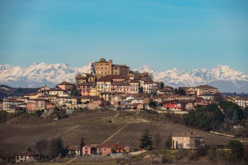 a town on a hill with mountains in the background at La casa di Chiara in Diano dʼAlba